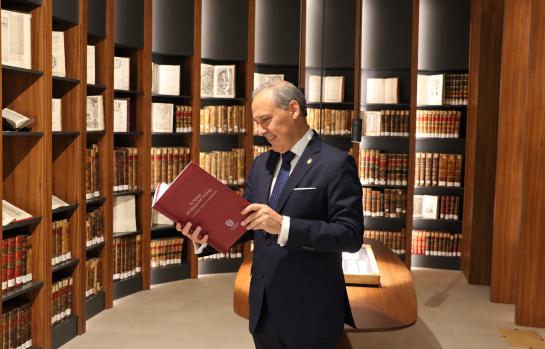 Eugenio Ribón consulta la obra en el Museo ICAM_img