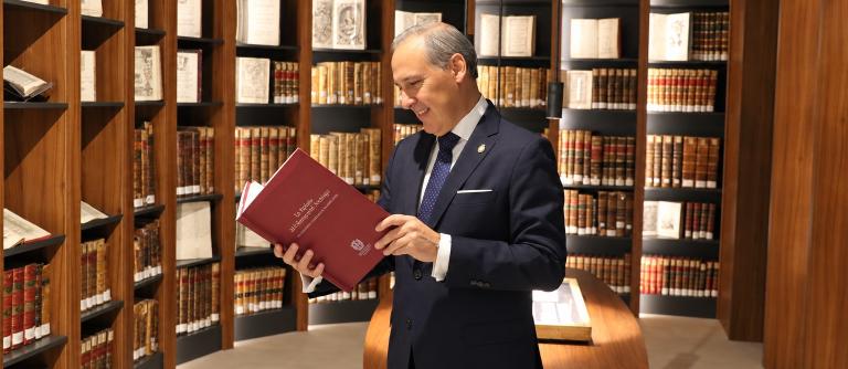 Eugenio Ribón consulta la obra en el Museo ICAM_img