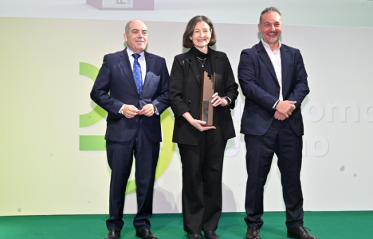 Lorenzo Amor, presidente de ATA; Concepción Barrio, presidenta del Consejo General del Notariado; y José María Díaz González, director comercial de Flotas en MOEVE_img