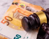 Condenado por retirar dinero de la cuenta de su madre con demencia_img