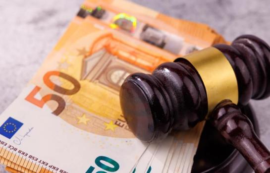 Condenado por retirar dinero de la cuenta de su madre con demencia_img